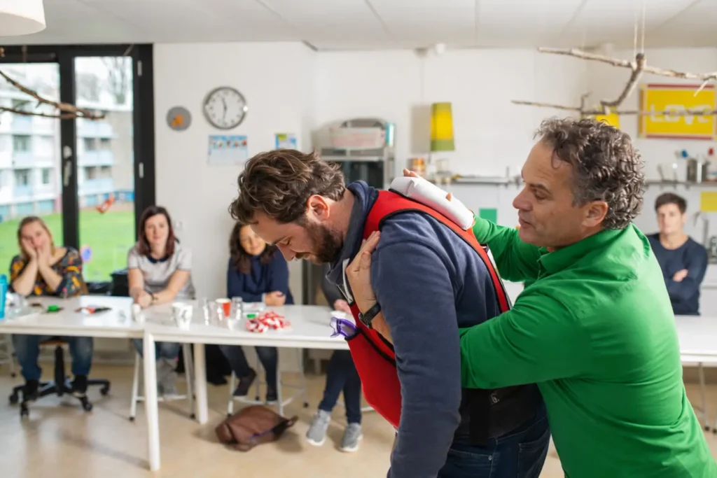 Veiligheidstrainer tijdens BHV training