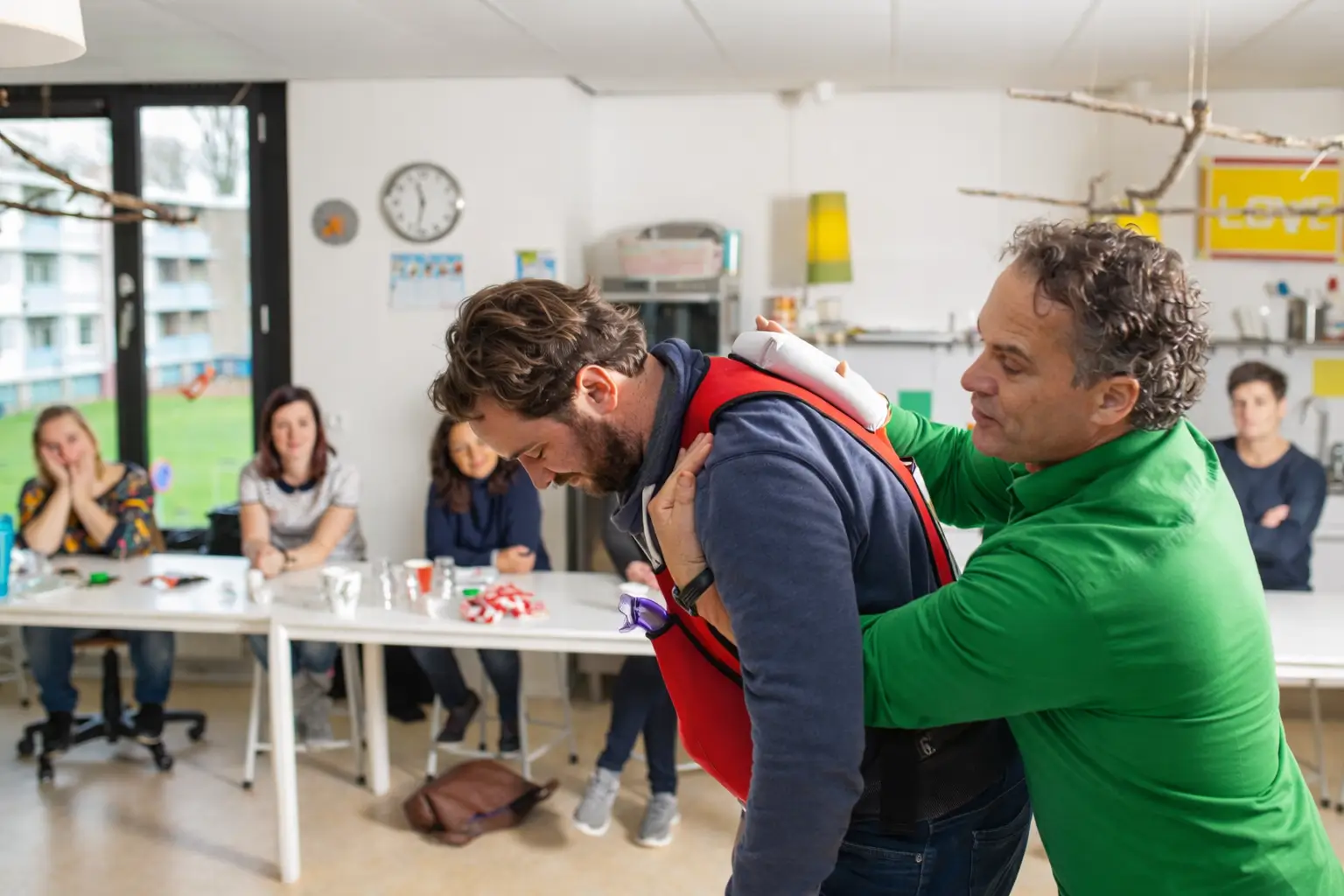 Veiligheidstrainer tijdens BHV training